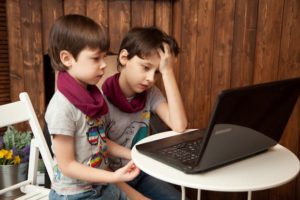 Monitorare la Sicurezza dei Bambini: Le Migliori Soluzioni Tecnologiche per Genitori Moderni