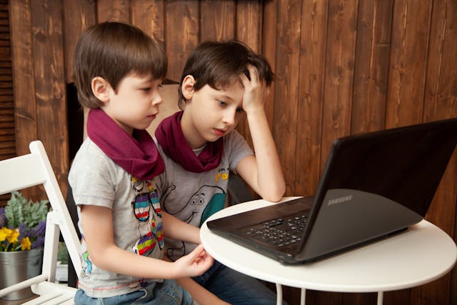 Monitorare la Sicurezza dei Bambini: Le Migliori Soluzioni Tecnologiche per Genitori Moderni