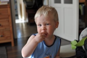 Come insegnare ai bambini a mangiare frutta e verdura ogni giorno